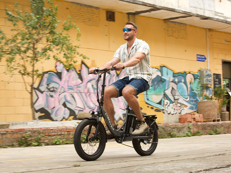 Folding vs. Traditional Frame E-Bikes: Which Ride Fits Your Lifestyle?